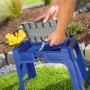 Blauer LUX Gartenhocker mit Kniekissen und Stauraum, ideal für Gartenarbeit.