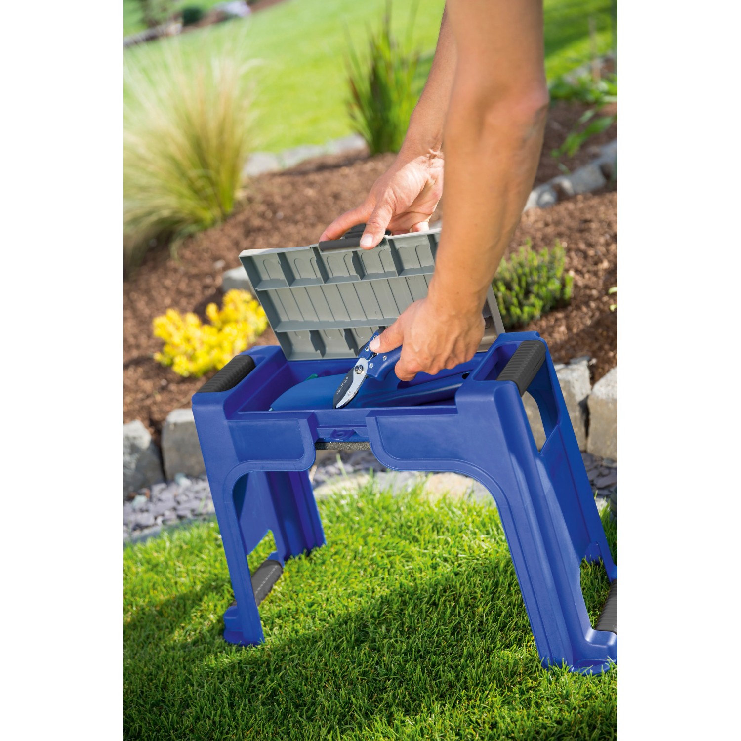 Blauer LUX Gartenhocker mit Kniekissen und Stauraum, ideal für Gartenarbeit.