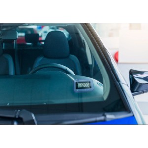 Technaxx TX-272 elektronische Parkscheibe in Blau im Auto, Innenausstattung.