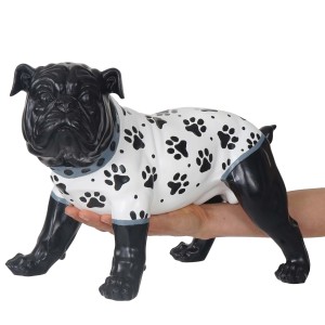 Dekorative MCW Bulldogge Figur aus Polyresin, schwarz-weiß mit Pfotenmuster.