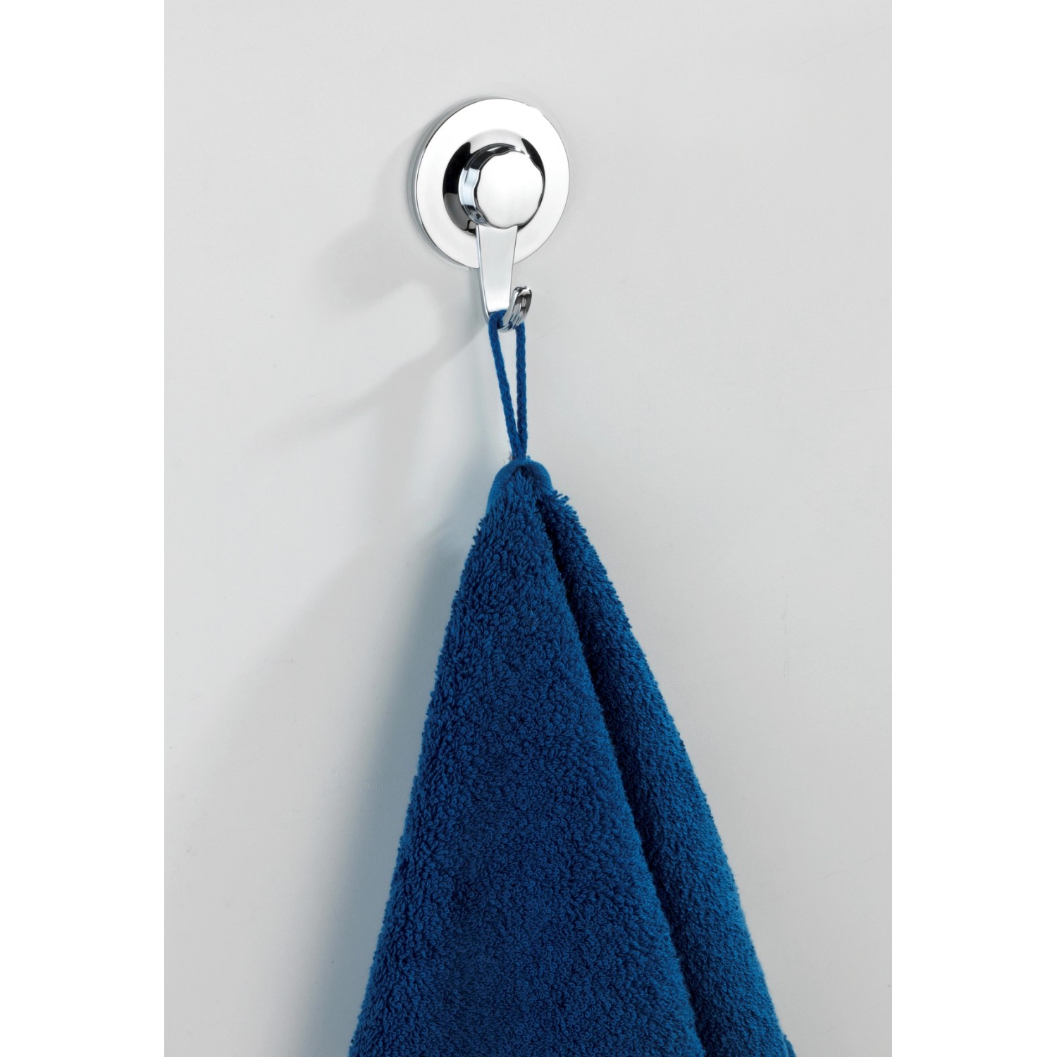 Wenko Ultra-Loc Wandhaken Valenza Chrom mit blauem Handtuch, Befestigung ohne Bohren.
