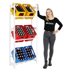 Weißes PROREGAL Getränkekistenregal Big Camel mit gelben, roten und blauen Kisten.