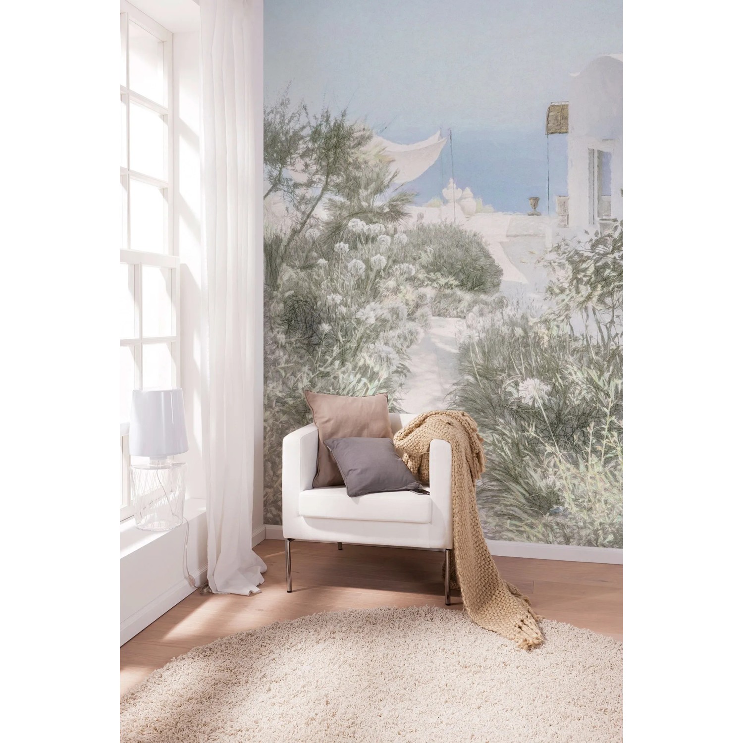 Komar Vliesfototapete Côte d'Azur mit mediterranem Gartenmotiv im Wohnraum.