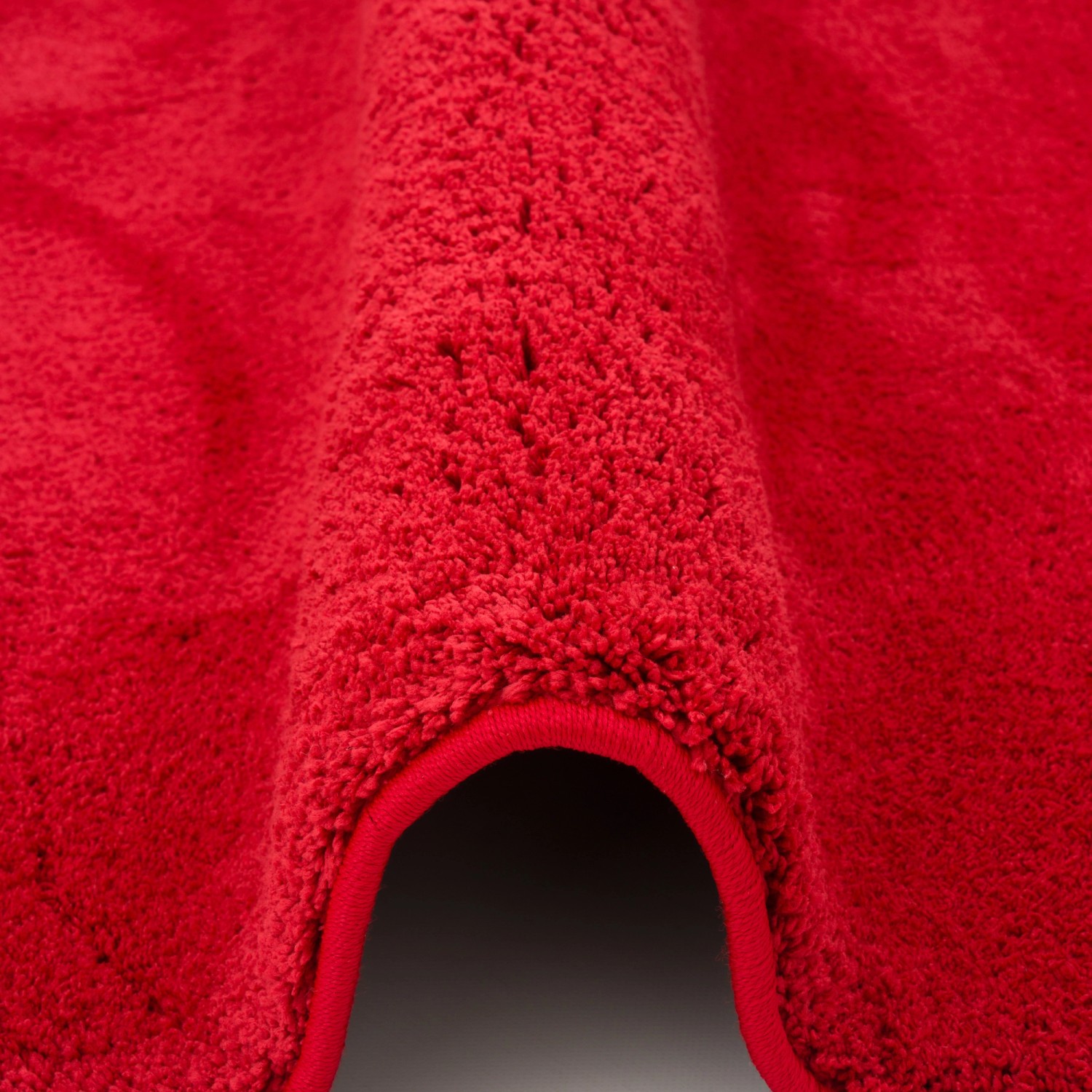 Detailaufnahme: Weinroter Pergamon Hochflor Teppich (80x150cm) mit weicher Textur.