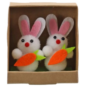 Osterdeko: Box mit 2 weißen Hasenfiguren aus Kunststoff mit Karotten.