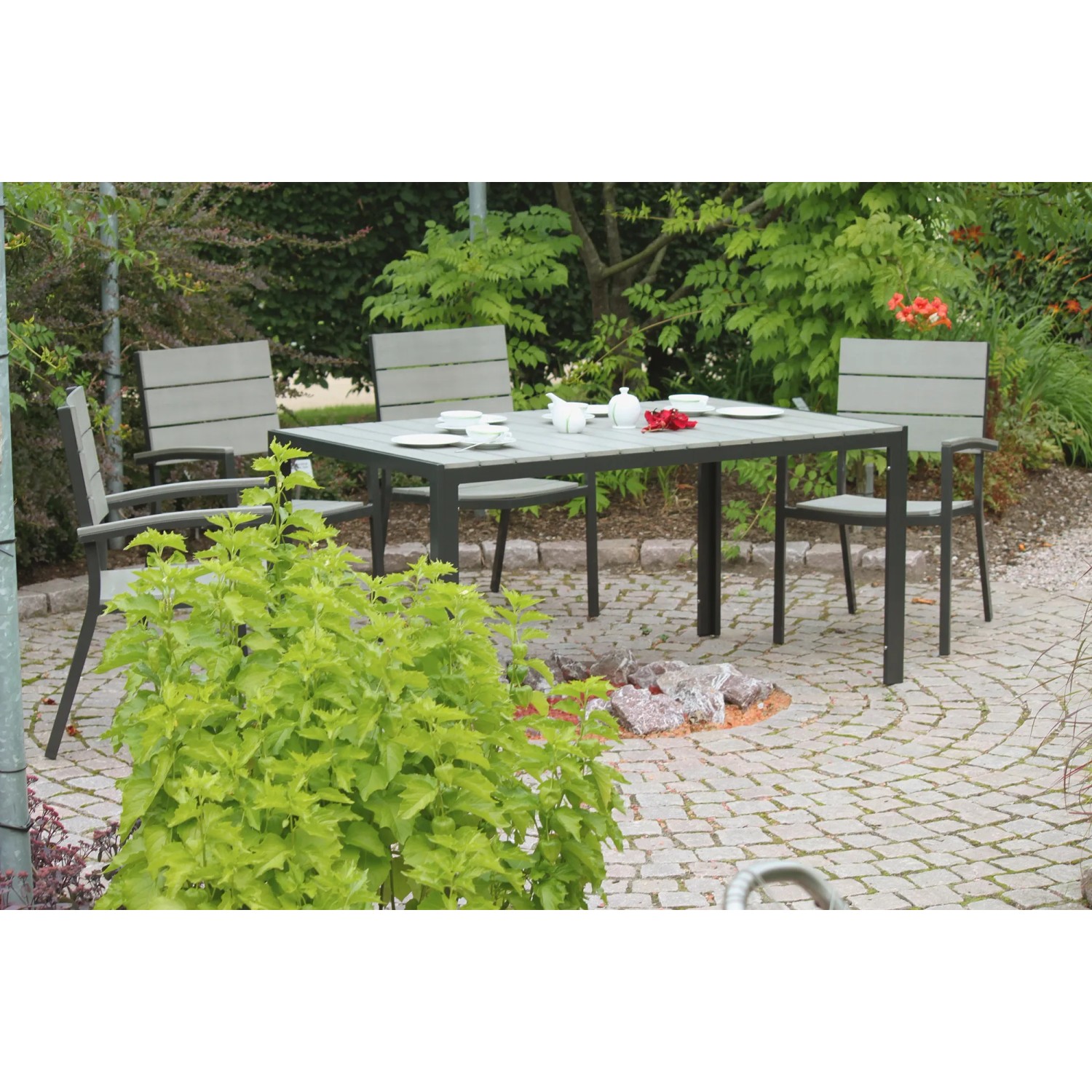5-teilige Sitzgruppe Olivia in Grau mit Tisch und vier Stühlen aus Aluminium und Nonwood.
