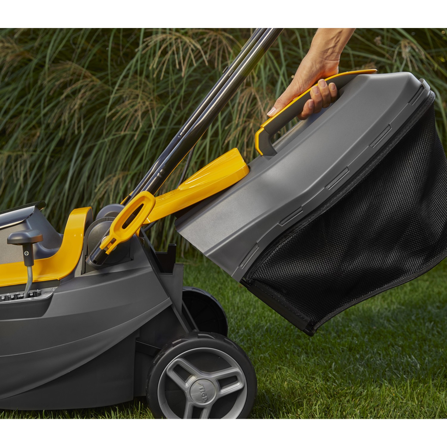 Stiga Akku-Rasenmäher Collector 136e mit Grasfangkorb, Akku und Ladegerät.