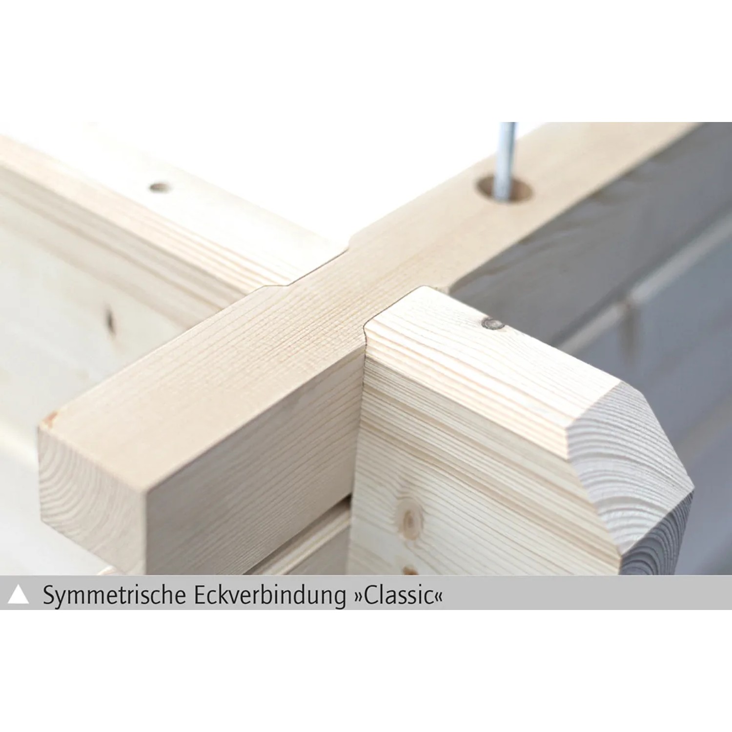Detailaufnahme der Eckverbindung des Skan Holz Gartenhauses Holmestrand aus naturbelassenem Holz.