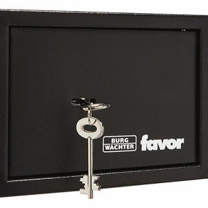 Burg Wächter Möbeltresor Favor S1 K in Anthrazit mit Schlüssel vor dem Schloss.