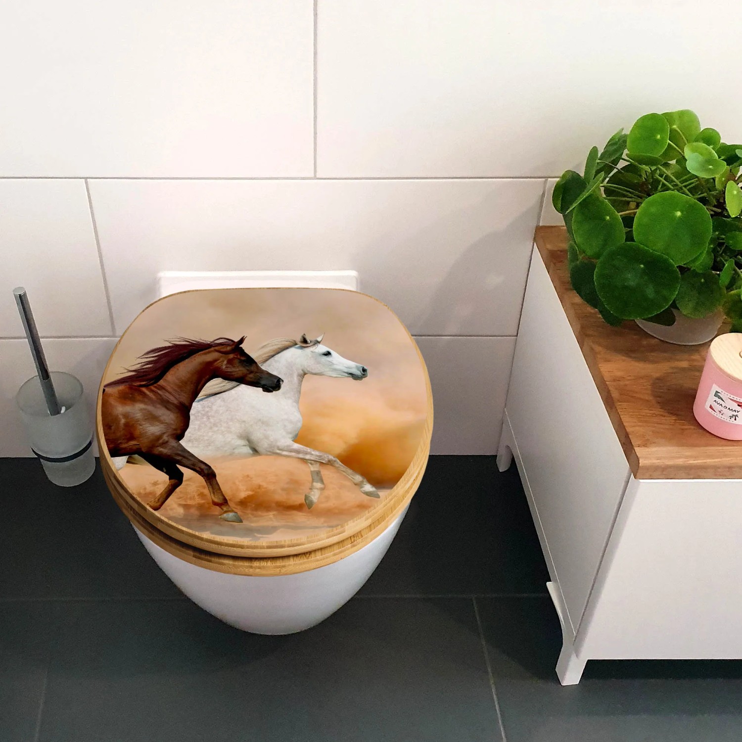 Banjado WC-Sitz aus Bambus mit Motiv Wilde Pferde und Absenkautomatik auf einer Toilette.