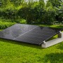 Grauer Kann Solarmodulhalter aus Beton mit Solaranlage im Garten.