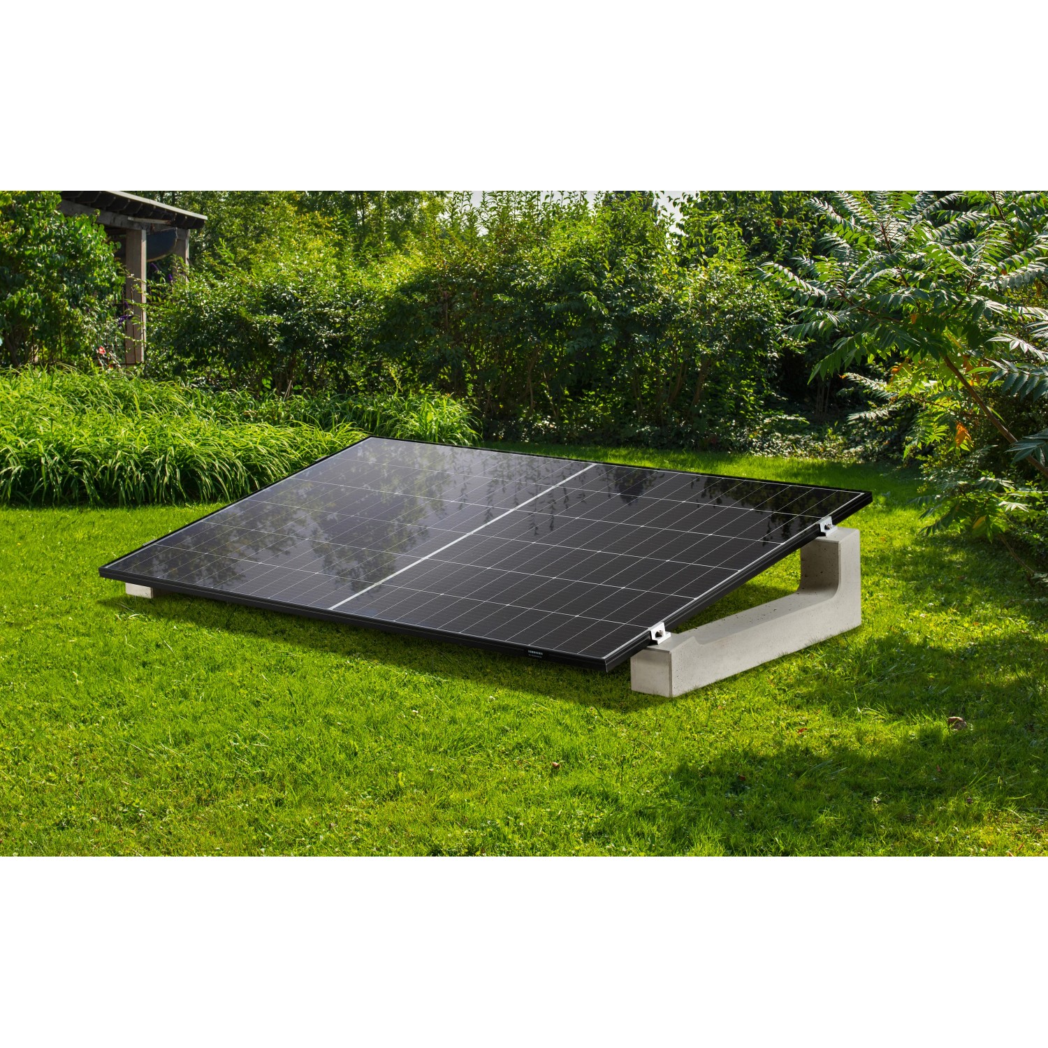 Grauer Kann Solarmodulhalter aus Beton mit Solaranlage im Garten.