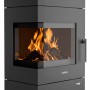 Schwarzer Justus Voga W+ Kaminofen (6,5 kW) mit Holzfeuer hinter Glas. Moderner Stahl-Kamin für gemütliche Wärme.