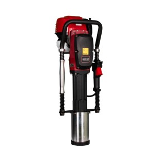 Rote HOLLMAX HM100 Motor-Pfahlramme, 4-Takt, mit schwarzen Griffen. Robustes Werkzeug für Zaunbau und Pfosten.