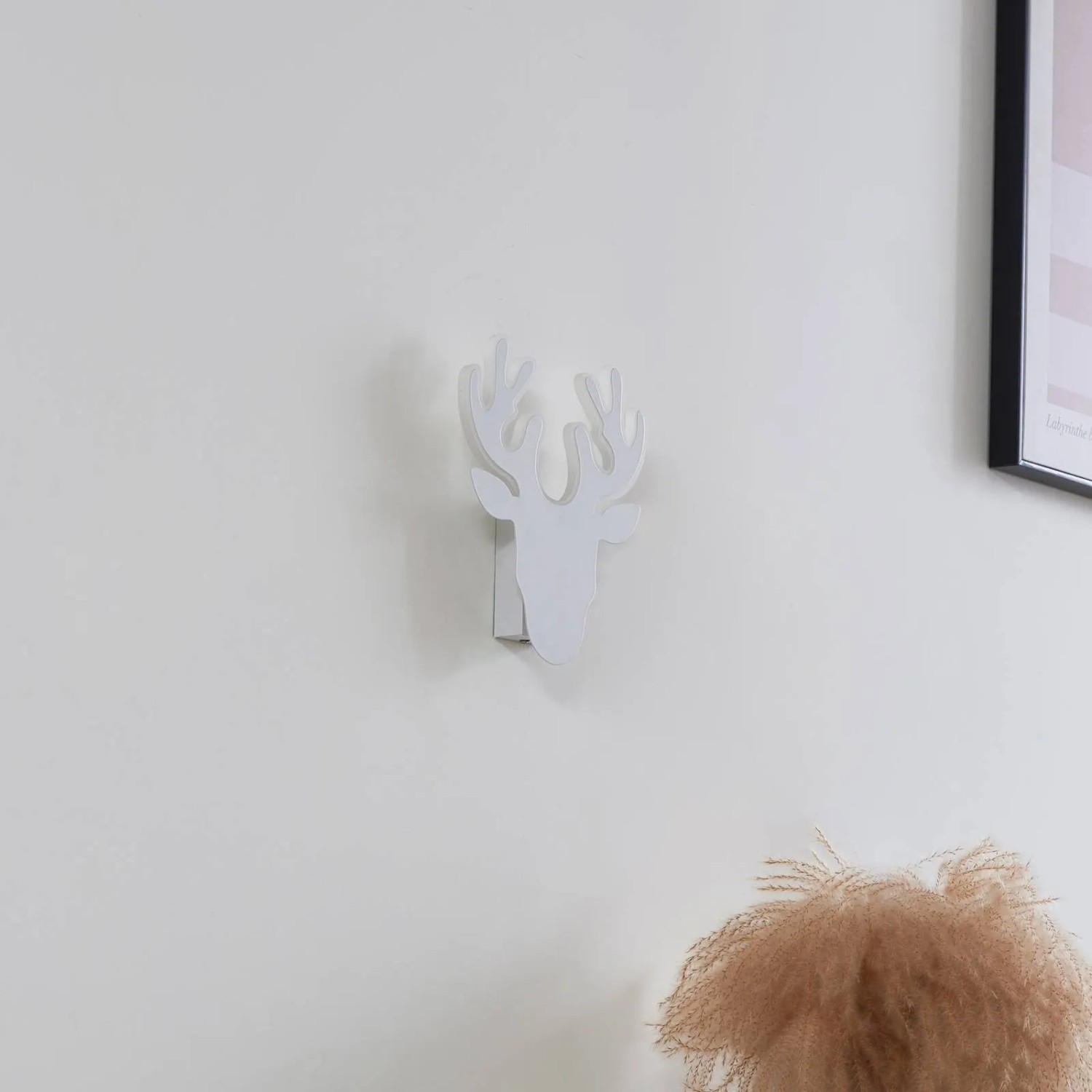 Weiße Lindby LED Wandleuchte Hirvi im modernen Design aus Metall für Innenräume.