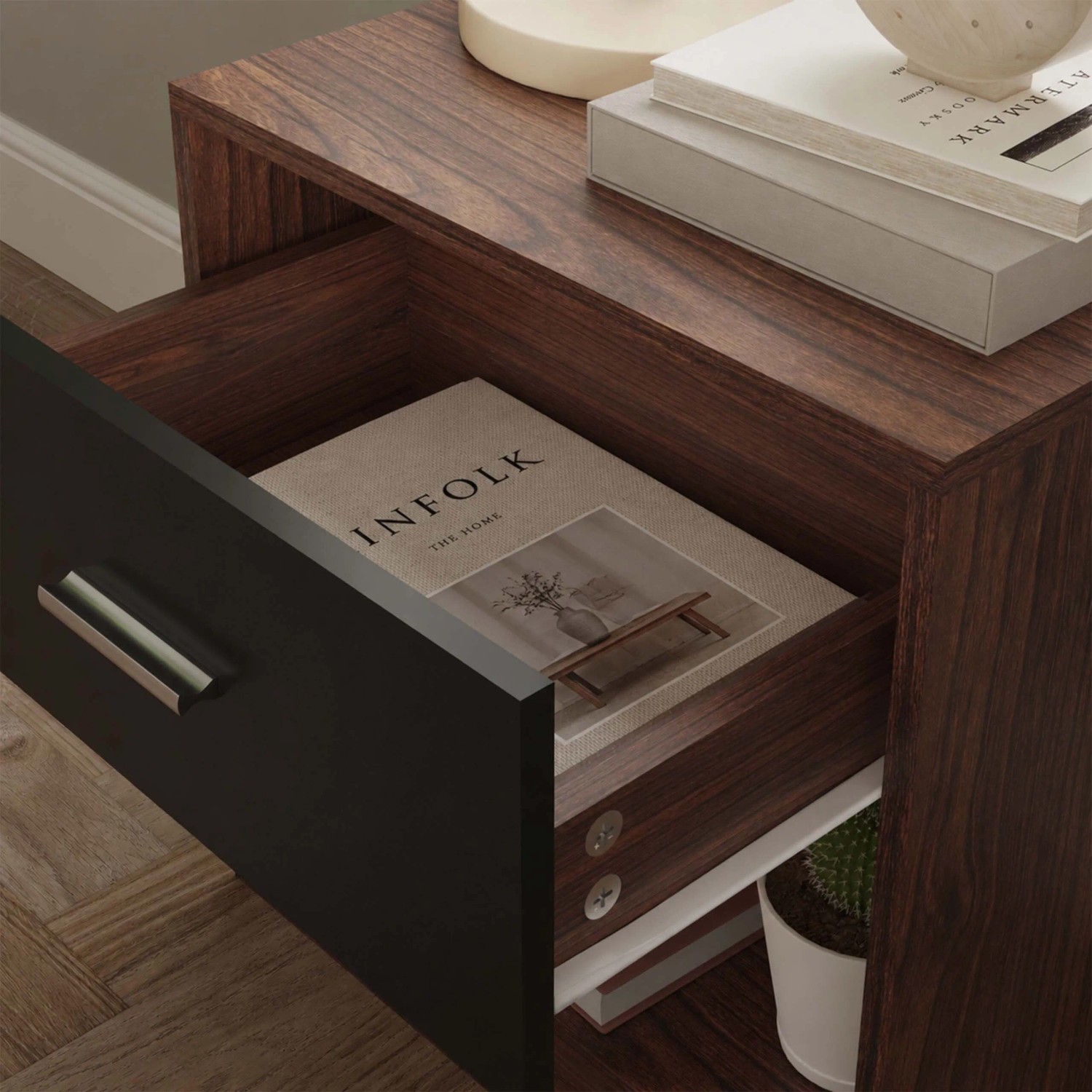 Brauner MDF Nachttisch mit schwarzer Schublade und offenem Fach. Modernes Holzoptik-Design für Schlafzimmer.