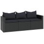 Schwarzes vidaXL Garten Lounge Set aus Poly Rattan mit 3-Sitzer Sofa, Tisch und Fußstütze.
