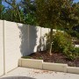 Betonzaun in Perlweiß gestrichen mit Beckers Acrylfarbe 5l. Sichtschutzzaun im Garten.