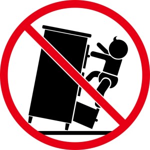 Warnhinweis: Kippgefahr bei Badmöbel-Sets. Möbel an der Wand sichern!