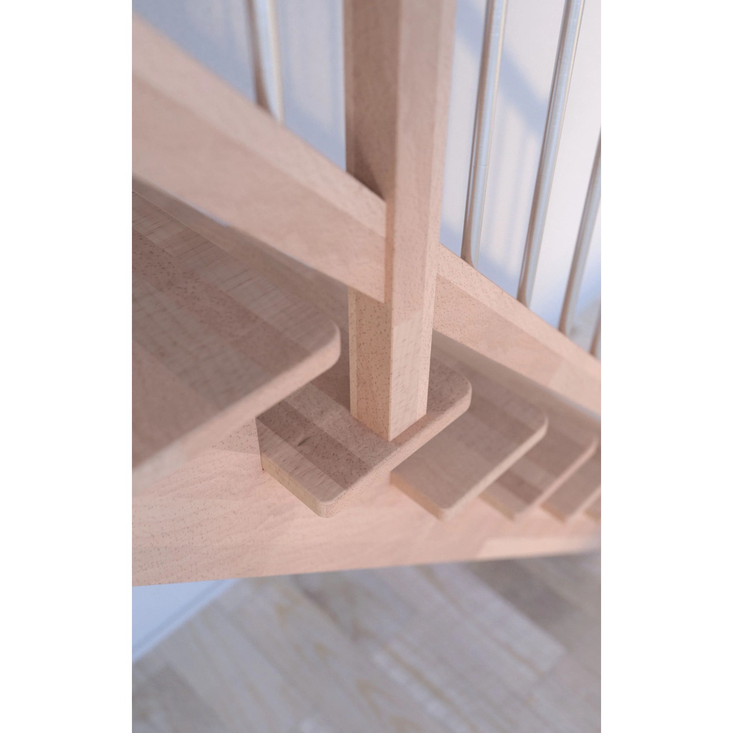 Detailaufnahme einer gewendelten Buchenholztreppe Lindos mit Edelstahlgeländer.