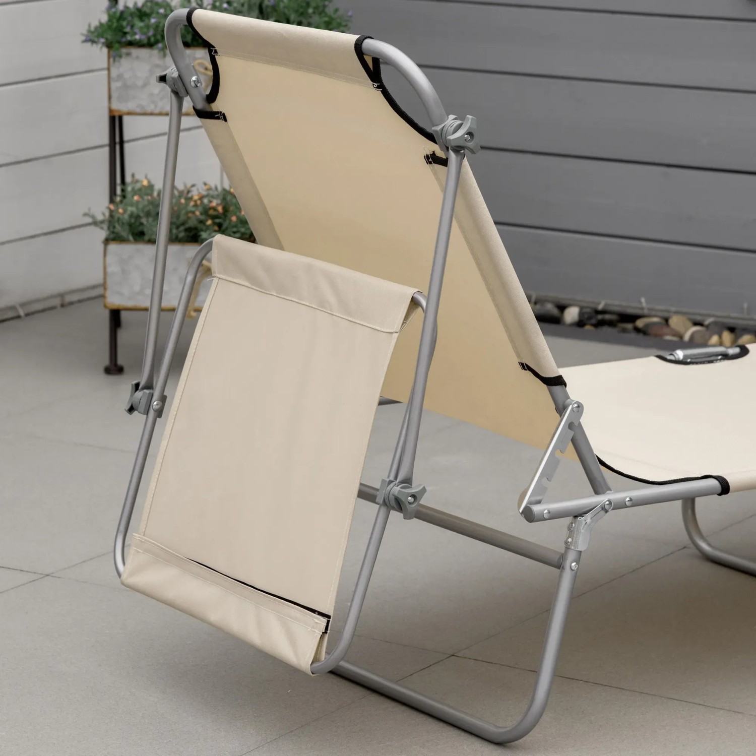 Outsunny Sonnenliege, klappbar, beige, mit verstellbarem Dach und Metallgestell.
