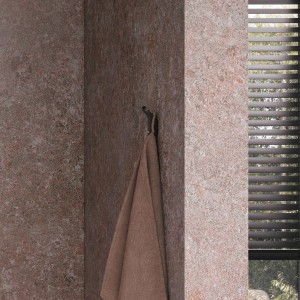 Keuco Handtuchhaken Rose, schwarz-matt mit Handtuch. Badaccessoire zur Wandmontage.