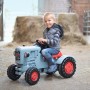 BIG Traktor Eicher Diesel ED 16 Trettraktor mit Kind auf dem Fahrersitz.