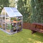 Palram Canopia Hybrid Gewächshaus (1.3x1.9m) mit klaren Seitenwänden im Garten.