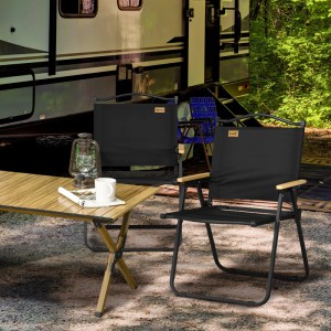 Schwarzer Outsunny Campingstuhl aus Oxfordstoff und Stahl, leicht klappbar, im Outdoor-Einsatz.
