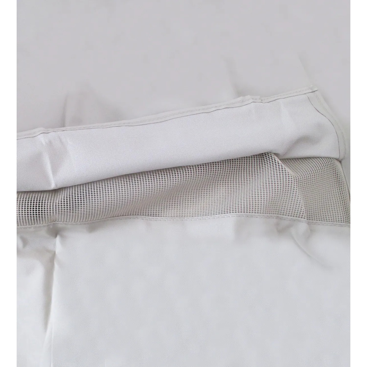 Beige tepro Abdeckhaube für große Gasgrills, schützt vor Wind und Wetter.