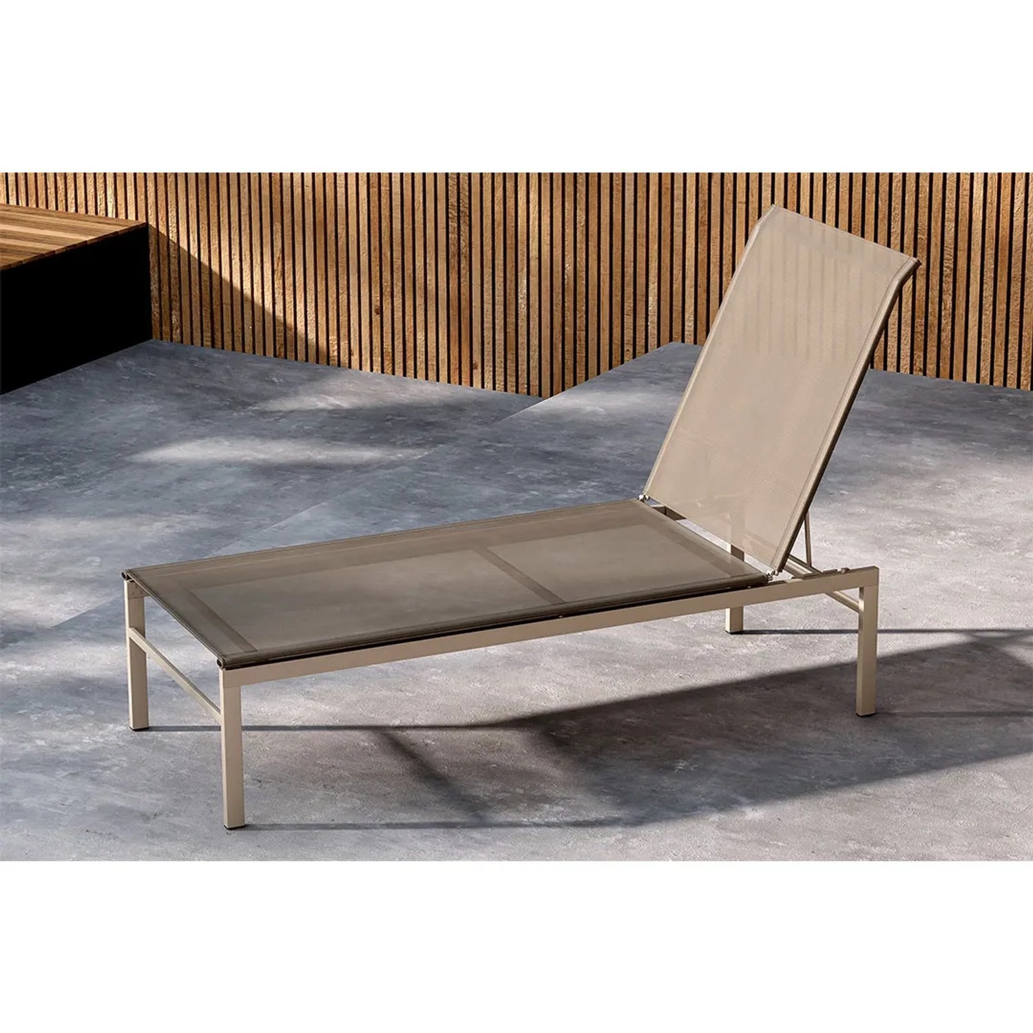 Beige Gartenliege Massimo ohne Kissen mit verstellbarer Rückenlehne.