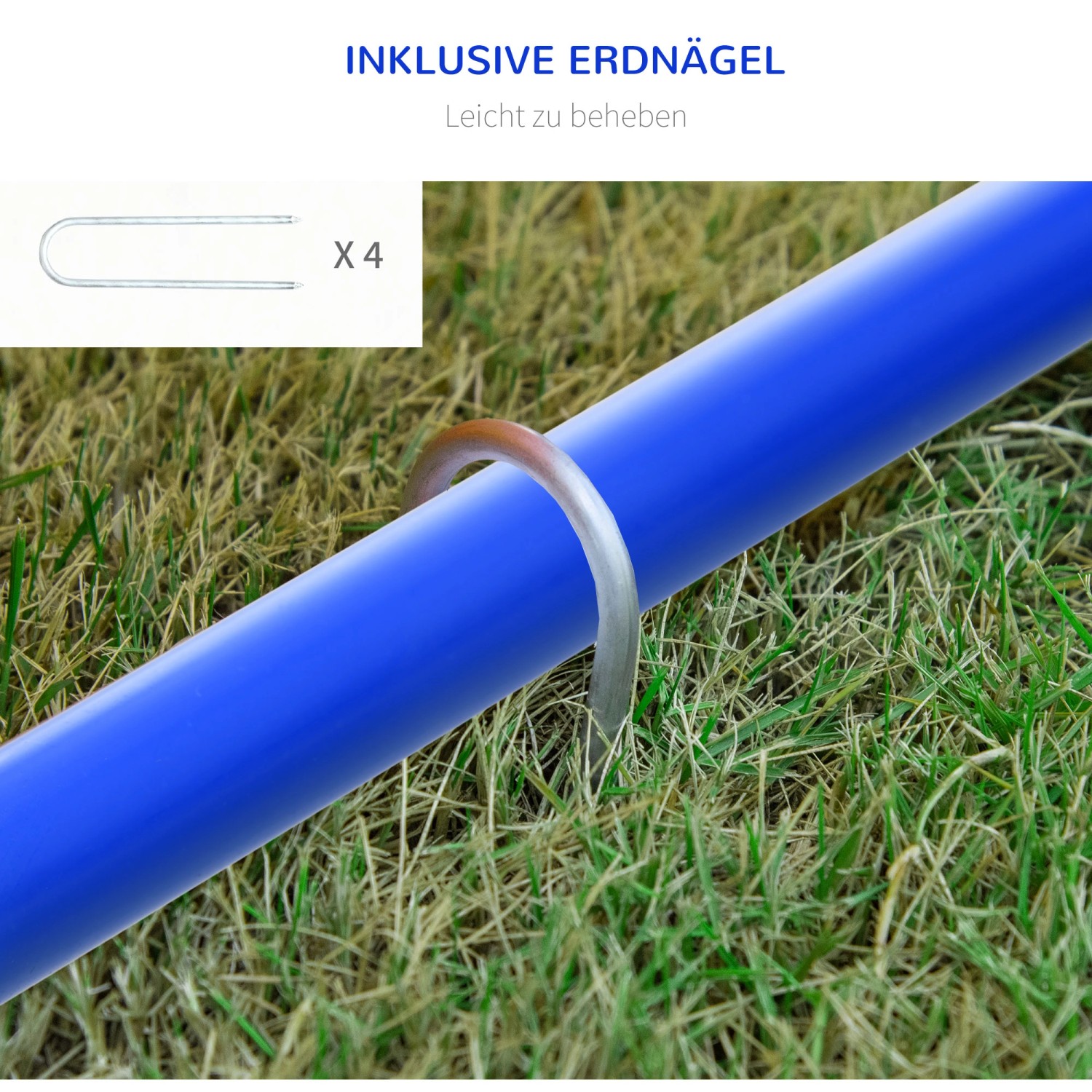 Detailaufnahme: Blaue Stange des PawHut Agility-Sets mit Erdanker im Gras. Inklusive 4 Erdnägel.