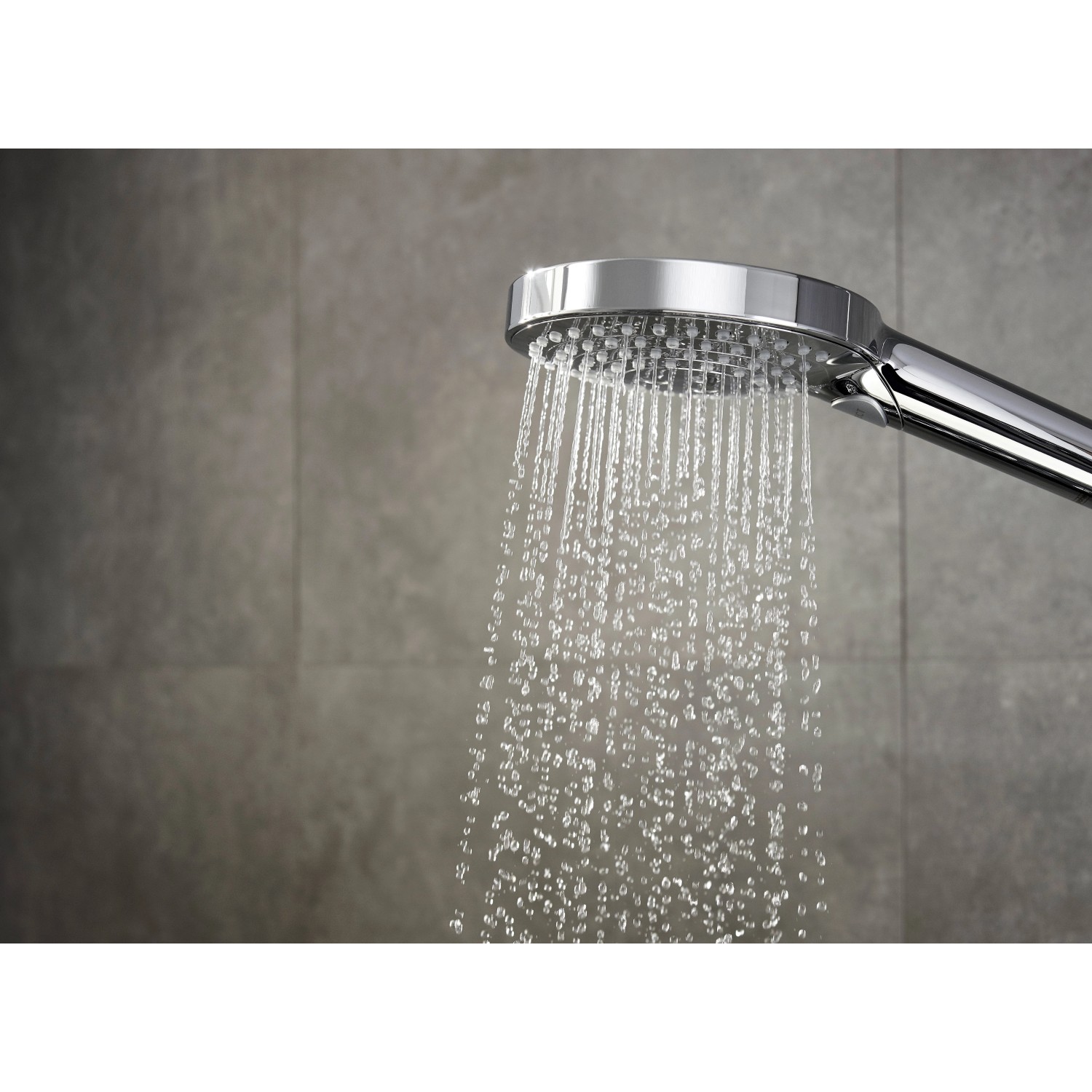 Hansgrohe Raindance Select S 120 Handbrause mit 3 Strahlarten in Chrom mit Wasserstrahl.