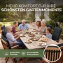 Dunkle Hochlehner Auflagen auf Gartenstühlen, genutzt von lachender Familie beim Essen im Garten. Komfortable, fixierbare Sitzkissen.