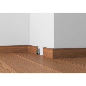 Sockelleiste Ahorn, foliert, 50 mm hoch, Länge 240 cm, montiert an einer weißen Wand.