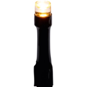 OBI LED Lichterkette: Nahaufnahme eines warmweißen LED-Lichts an schwarzem Kabel für stimmungsvolle Außenbeleuchtung.