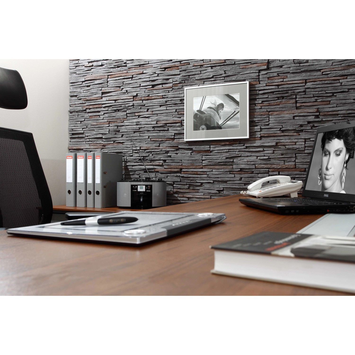 Stegu Verblender Venezia Anthrazit an Bürowand, dekorative Steinoptik.