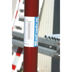 Detailaufnahme: Rote Schake Schalungsstütze A35 mit Belastungstabelle. Baugerät für den professionellen Einsatz.