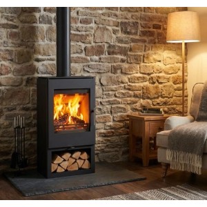 Schwarzer Victoria Kaminofen Toledo 7kW mit Holzscheiten im Brennraum und Holzlagerfach.