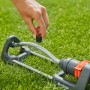 Gardena Rasensprenger Aqua S 220 m² auf Rasen, Düsen werden gereinigt.