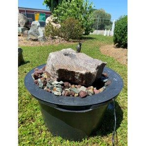 Gartenbrunnen-Set mit Granitstein, Bronze-Eisvogel und Wasserlauf im Garten.