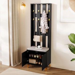 Schwarzes Garderobenset mit Schuhschrank, Sitzbank, grauem Kissen und goldenen Haken. Offene Türen zeigen Schuhe. Modernes Design.