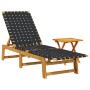 Schwarze vidaXL Sonnenliege mit Akazienholz-Gestell und kleinem Tisch für Garten oder Terrasse.