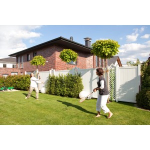 Weißer Longlife Riva Sichtschutzzaun (180x180 cm) im Garten, spielende Personen im Hintergrund.