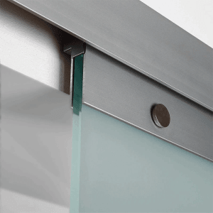 Detailaufnahme: Satinierte inova Glasschiebetür mit Softclose und Aluminium-Laufschiene.