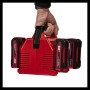 Einhell Power X-Change Power X-Quattrocharger 4 A mit vier eingesetzten Akkus, gehalten von einer Hand.