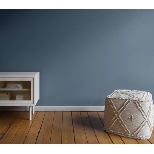 Wand in Marineblau (Fiete) gestrichen mit CREATE! Lieblingsfarben, mit Möbeln und Pouf.