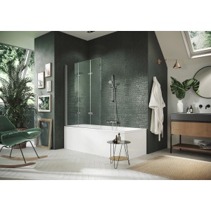 Hüppe Badewannenabtrennung Design Pure, 3-teilig, silber matt, montiert auf einer Badewanne im Badezimmer.