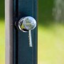 Detailaufnahme: Verchromter Wasserhahn der Gre Solardusche aus Harz, 25 l, Grau.