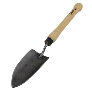 D&O Blumenkelle mit Eschenholzgriff, ein Gartenhandgerät für Pflanzarbeiten.